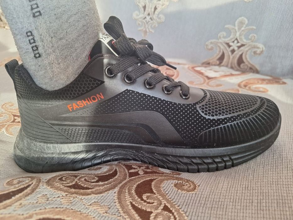 Черные унисекс кроссовки