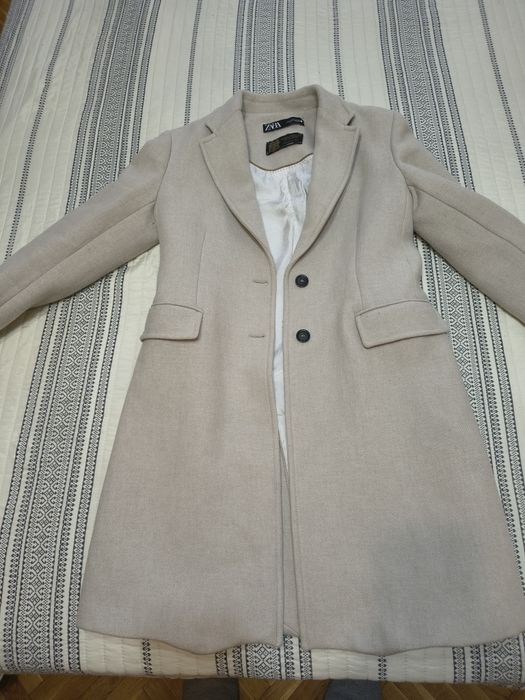 Продавам дамско вталено палто на Zara размер М в отлично състояние.