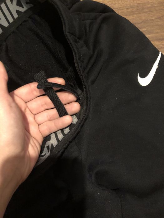 Долнище Nike с връзки става и за S размер