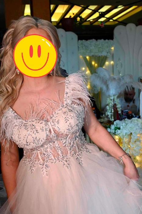 Сватбена рокля на воали.с пера