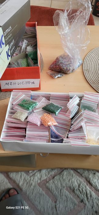 Голям комплект стъклени мъниста за бижута – 400+ пакетчета по 10-15г.