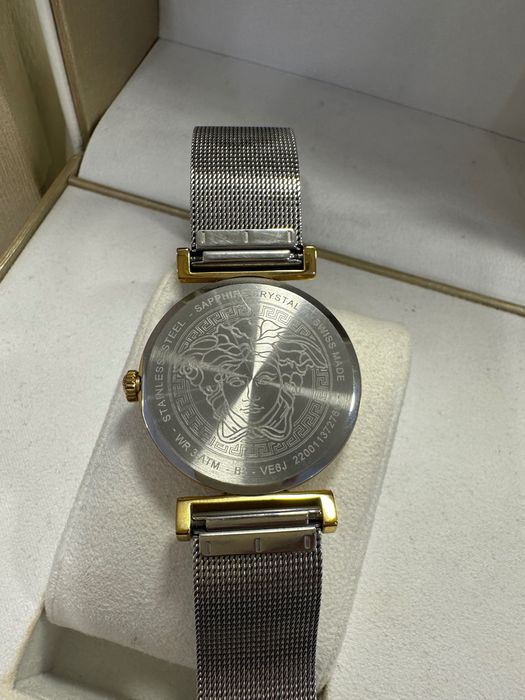 Часовник Versace оригинален