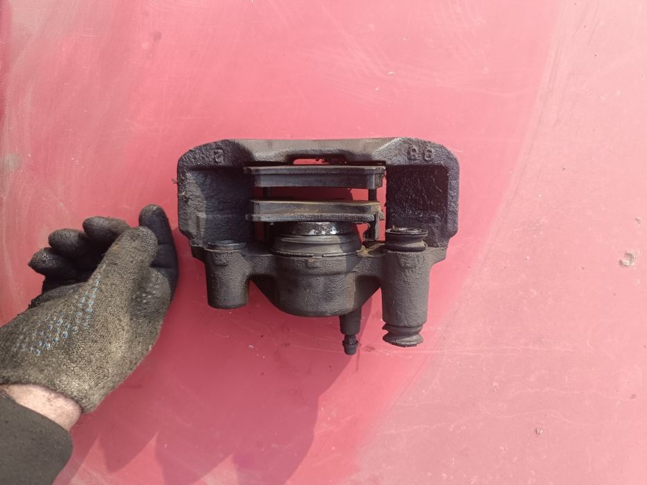 Суппорт левый на Mazda 323 BF