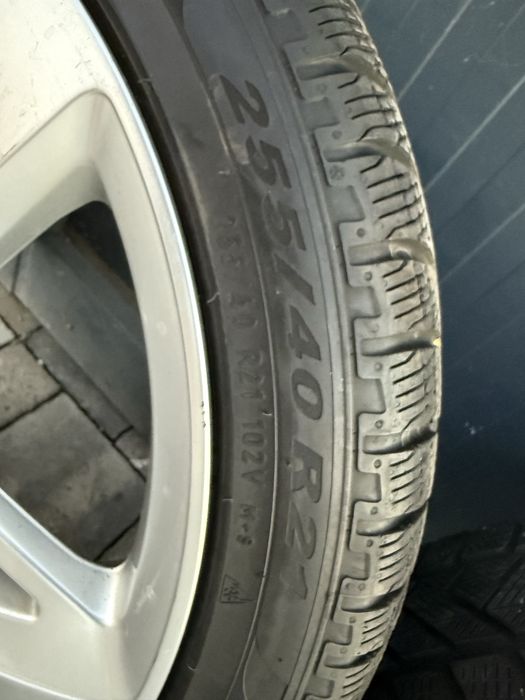 Audi 21 с нови зимни гуми 255/40/21