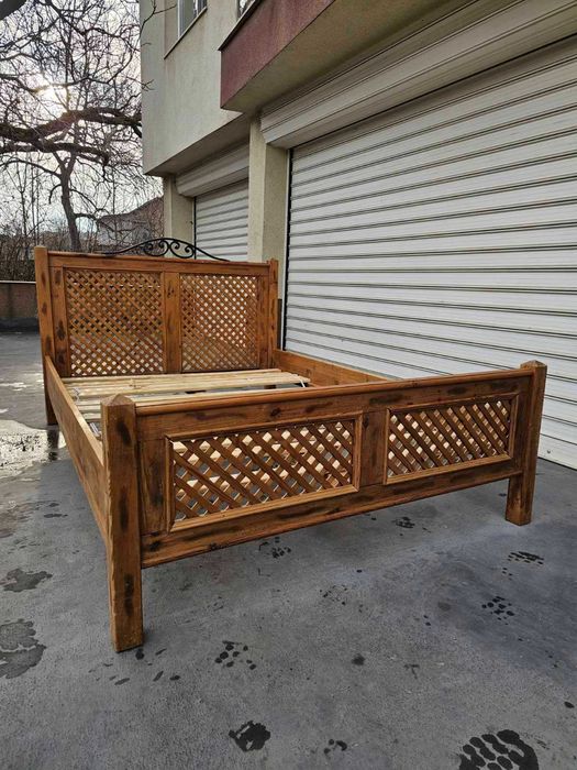 Шкаф с дърворезба