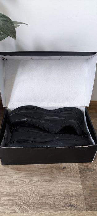 Продаются новые кроссовки 44 размер