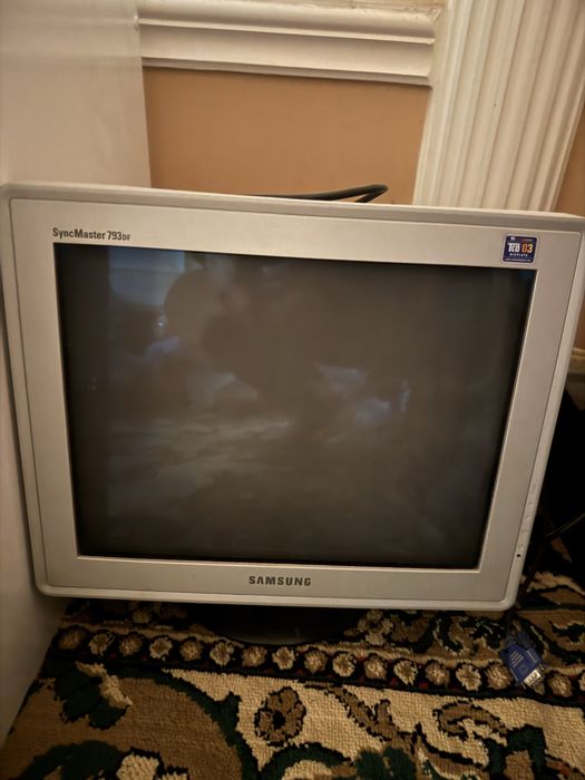 Манитор SAMSUNG ишлатилган Б/У яхши холатда ишлиди