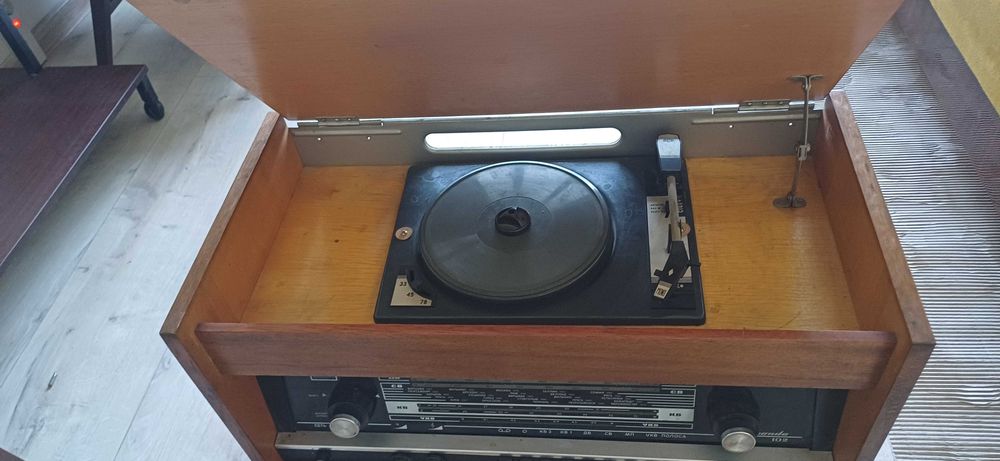 Лампов радио грамофон Ригонда-102