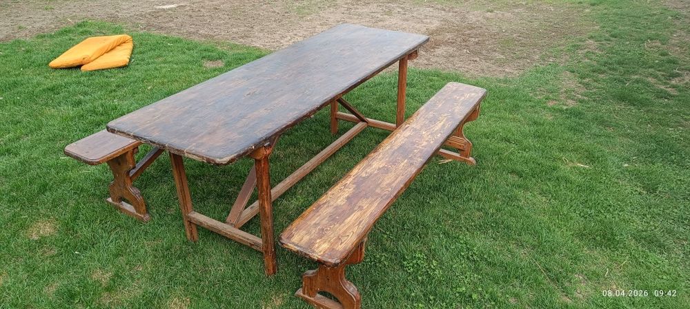 Деревянный стол и скамейки
