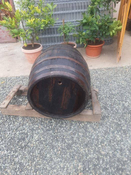Butoi de stejar de 150 litri și unul de 100 litri in stare bună  .