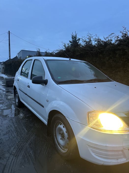 Vând Dacia logan