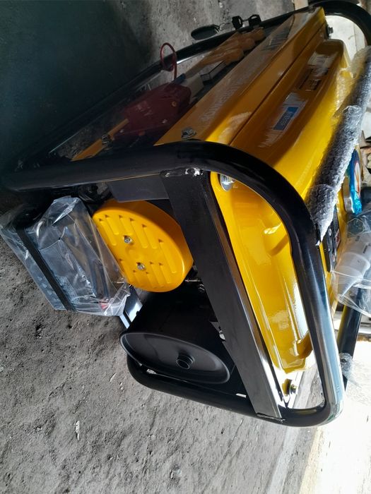 Бензиновый генератор новый. Срочно!!!