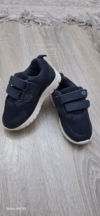 Продам детские кроссовки.