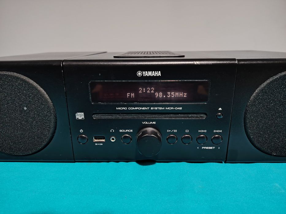 YAMAHA MCR-042  mini sistem audio cu CD, USB, AUX,  IPod, cu boxe originale, fără telecomandă