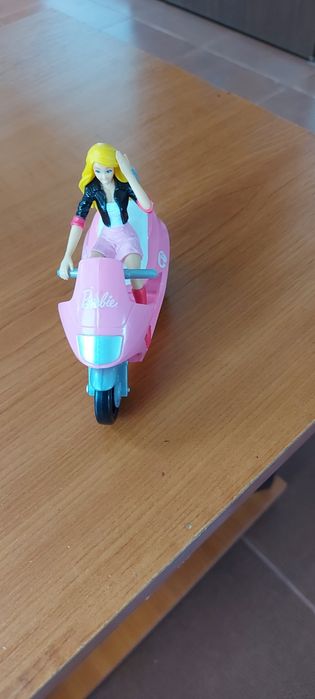 Păpușă Barbie pe motocicleta