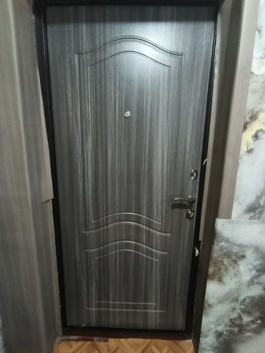 Дверь черная ( ручки)