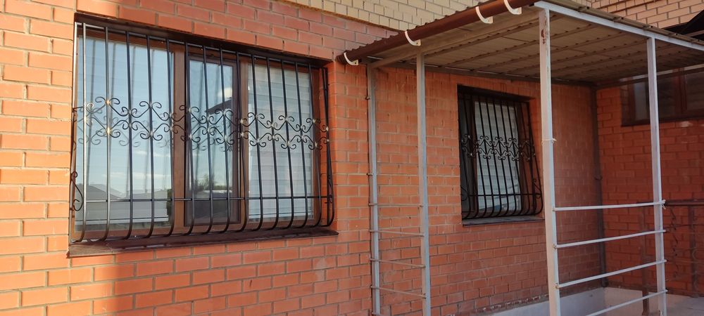 решётки,оградки,кресты,лавочки.