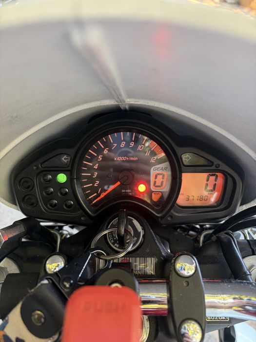 Motocicleta Naked Suzuki SFV 650 Galdius