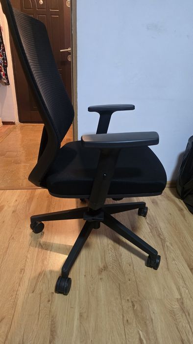 Scaun rotativ de birou, la cutie,  impecabil!
