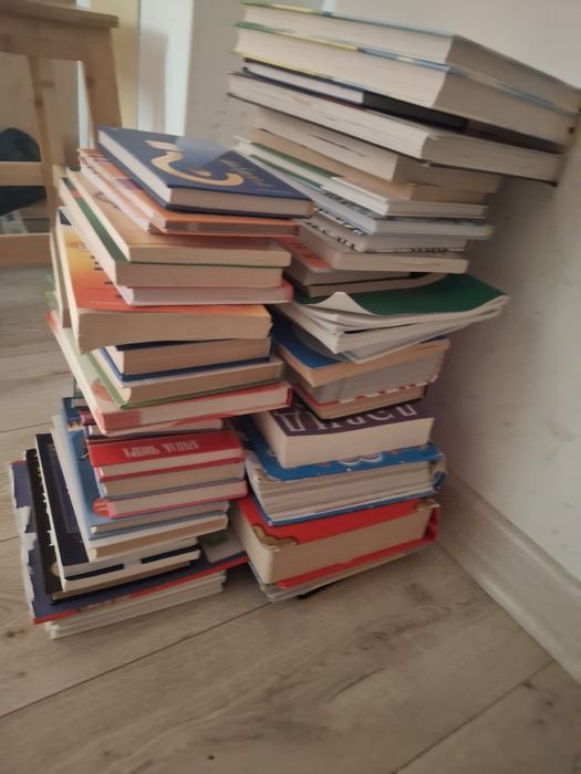 Книги  некоторые в плохом состоянии