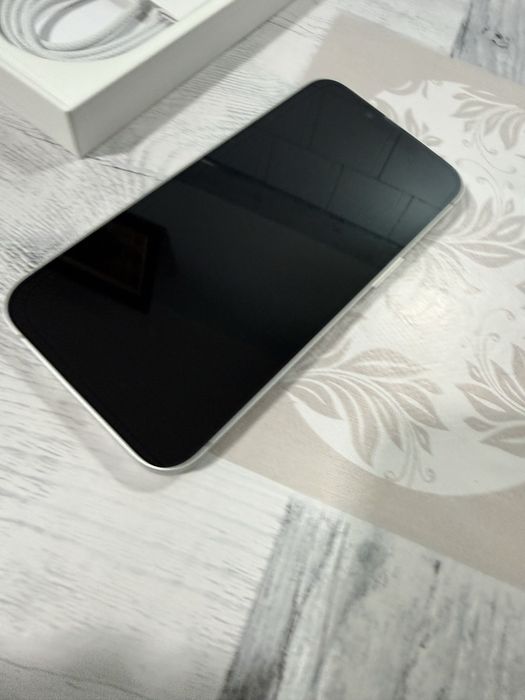 iPhone 16 e White ca nou 128 GB, baterie 100%, 26 cicluri de incarcare
