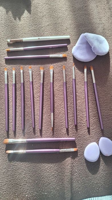 Четки за грим в лилав цвят