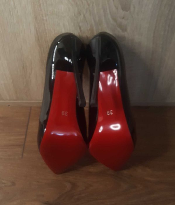 Нови черни лачени обувки с висок ток