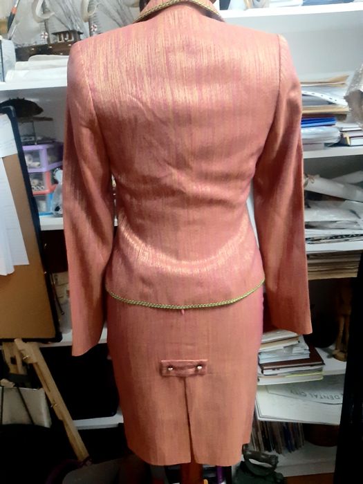 Costum elegant corai