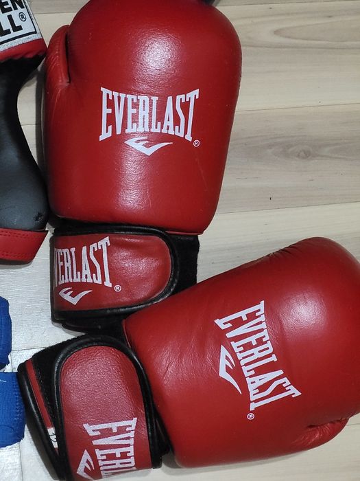 Боксёрские перчатки, шлем