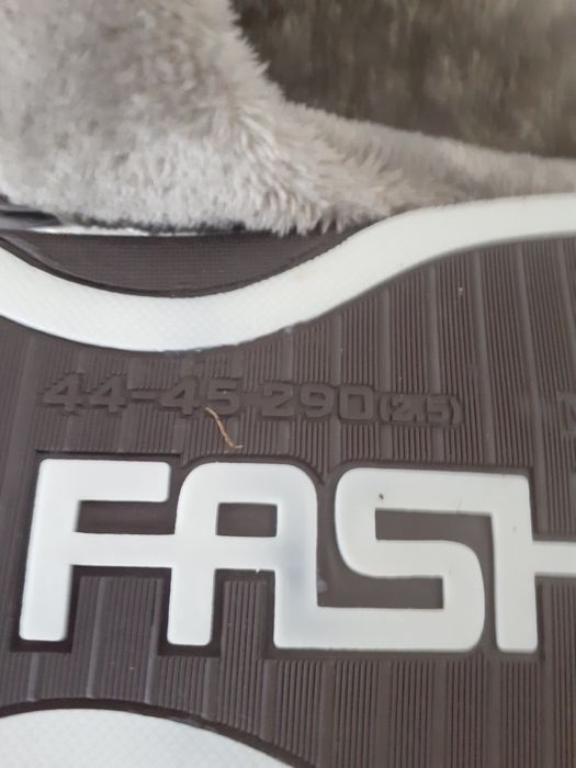 Vând o pereche de papuci pentru bărbați  maro 30 lei mărime 44 45