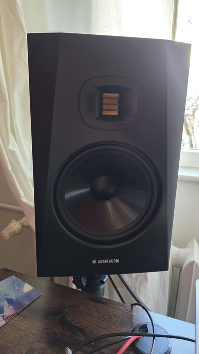 Adam Audio T8V stand bundle