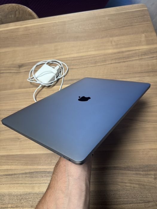 Macbook Pro 15” 2018 i7 16 GB RAM SSD 512 GB