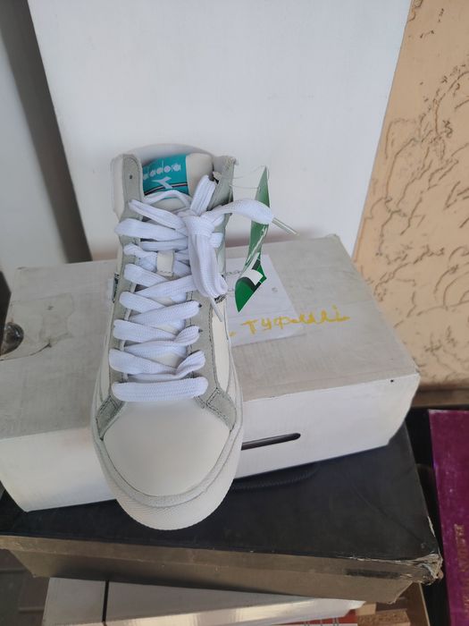 Продам новые туфли и кроссовки