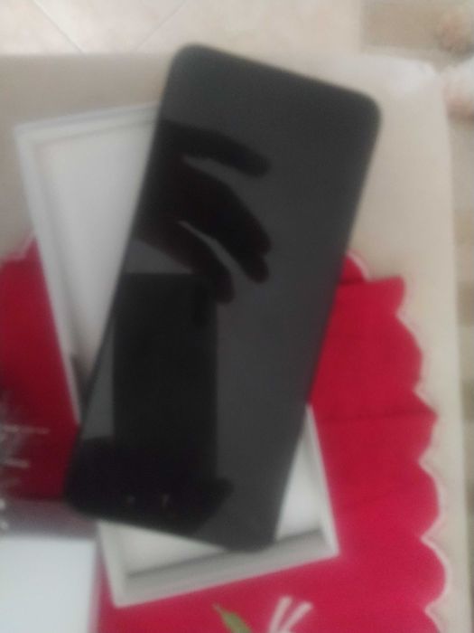 Чисто нов смартфон ХОНОР 400( рам 128/4/50+2камера6500батерия/15 андро