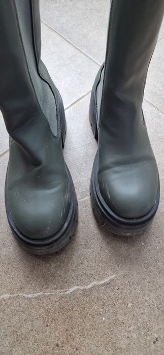 Гумени зелени боти и естествена кожа сандали