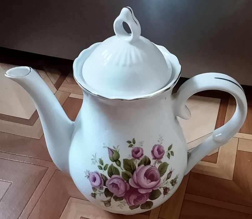 Кофейник фарфоровый продаю. Кухонная посуда.