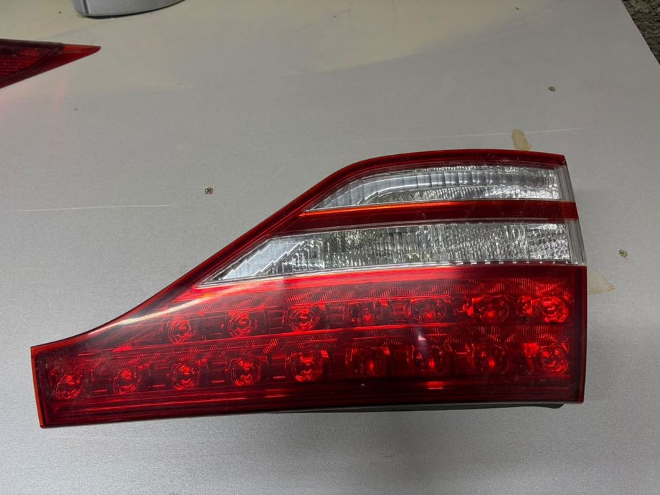 Фары задние на Toyota Estima