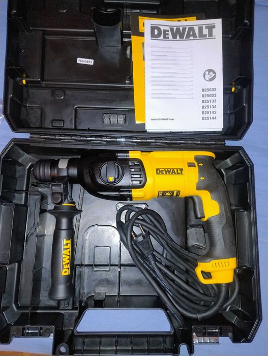 Ciocan rotopercutor SDS-Plus DeWALT D25133K, putere 800W, mandrina interschimbabila 13 mm, diametru maxim 26mm, 2.6 J, 0-1500 RPM,0-5500 BPM,