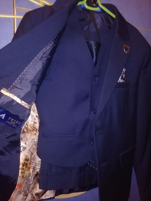 Продам костюм школьный