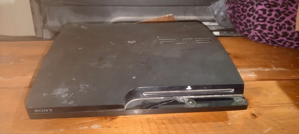 Playstation 3 slim sotiladi 2 ta yangi pulti bilan