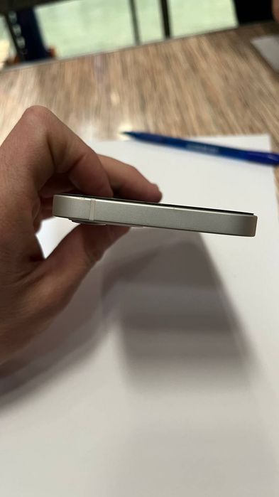 Iphone 12  karopka bor