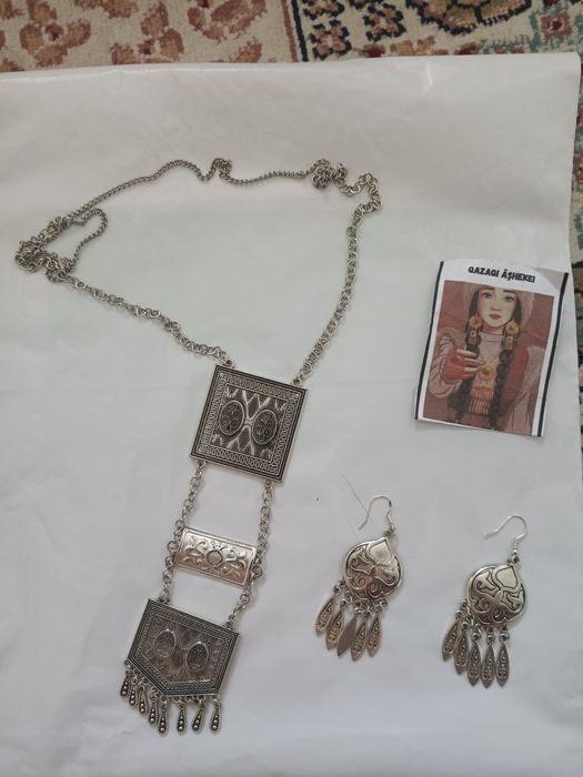 Алка мен сырга колдан жасалган