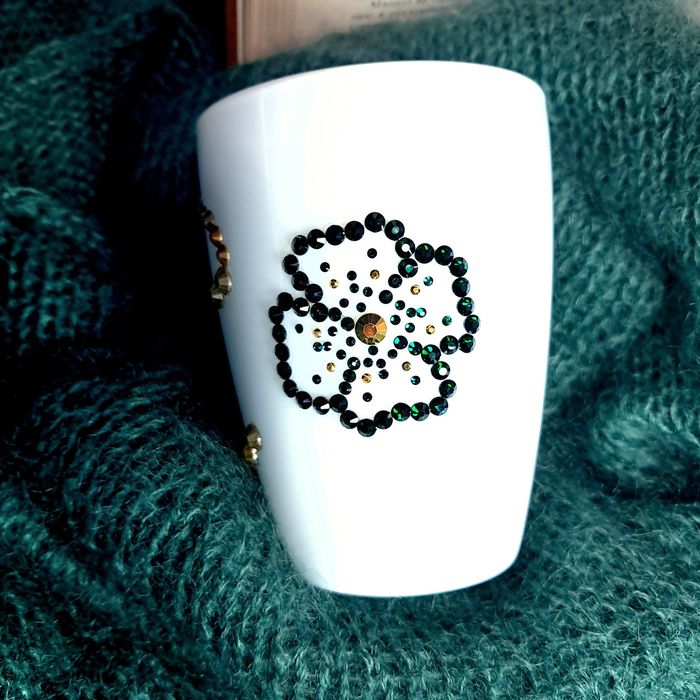 Чаша с инициали от кристални камъчета,  буква по поръчка