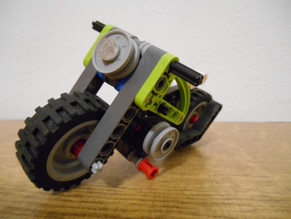 Продавам конструктор "LEGO" 2 в 1 - мотоциклет или багер