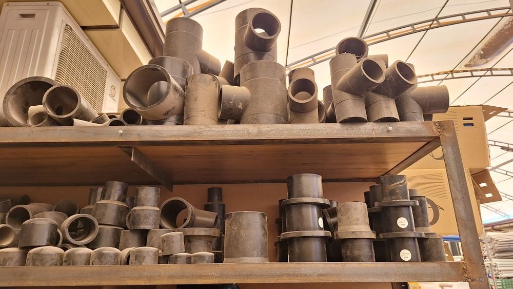 Чёрный пластмассавый фитинг отвод переход муфта тройник большом