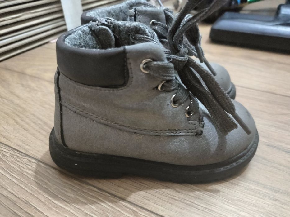 Продам детские ботинки на девочку размер 22 размер