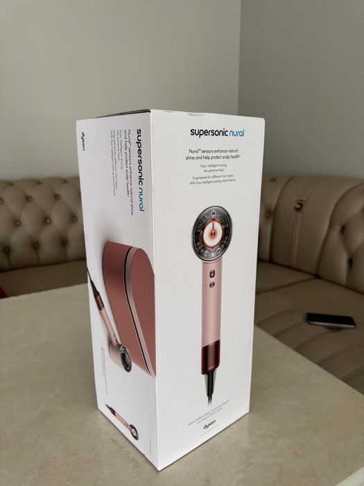 Новый фен дайсон - оригинал! не испольвался не раз. полный комплект!