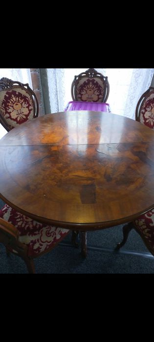 Vând masa rotunda cu patru scaune