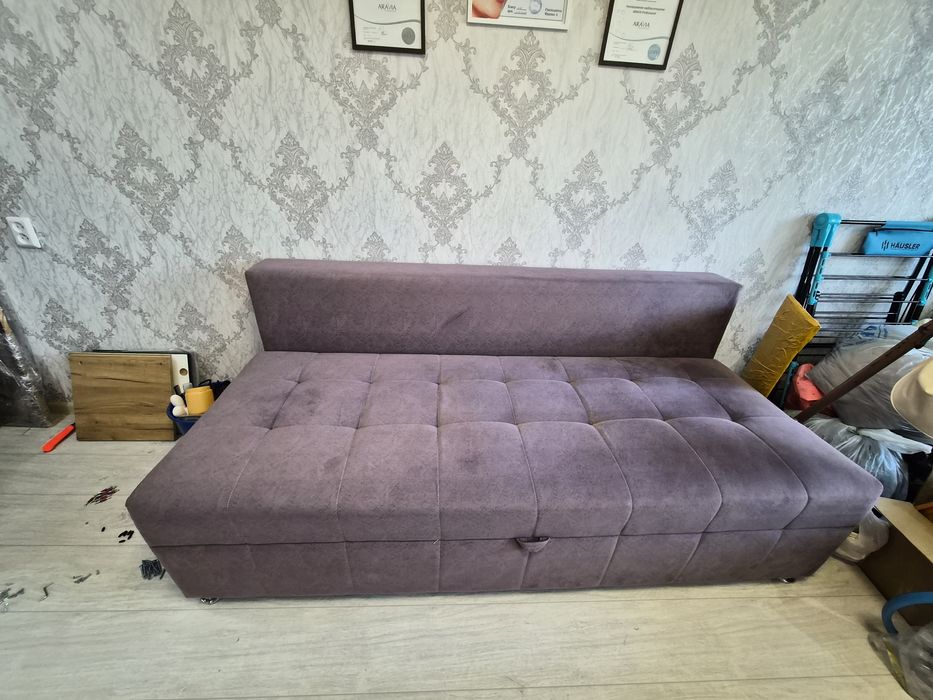 Продается зальный диван