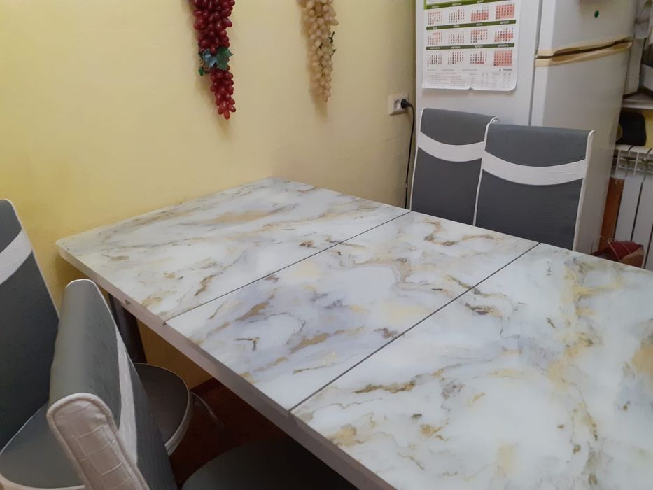 Продам кухонный стол и стулья